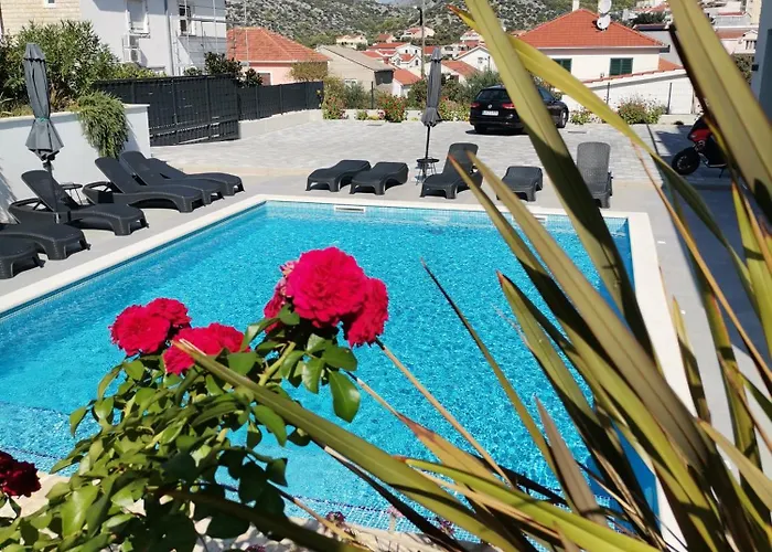Villa Barbara & Zoran With Heated Swimming Pool